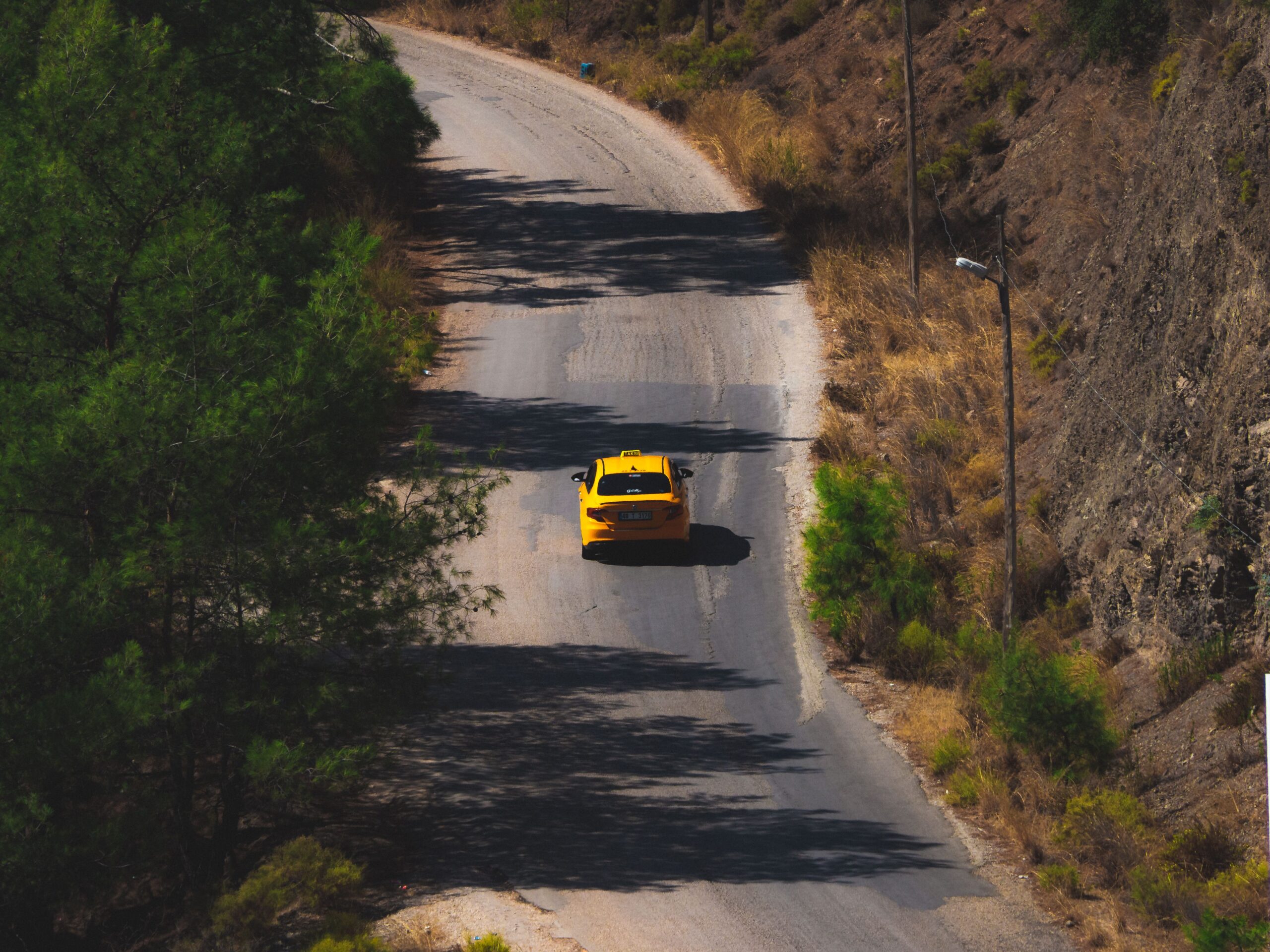 Taxi desservant les communes autour d'Aire-sur-l'Adour sur une route de campagne